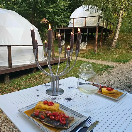 The Grand Prestige Igloo Cort de lux *